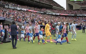 Los jugadores del Atlético de Madrid y del Celta de Vigo saltan al campo.
