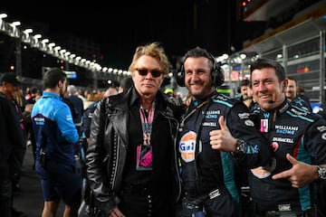 El cantante Axl Rose se fotografía con miembros del equipo Williams Racing.