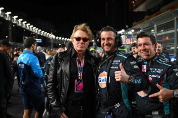 El cantante Axl Rose se fotografía con miembros del equipo Williams Racing.