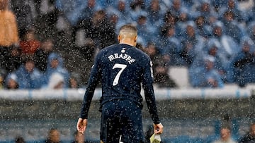 Mbappé saliendo de cambio con PSG.