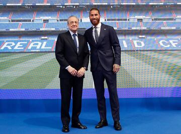 Sergio Ramos posa con Florentino P¨¦rez.