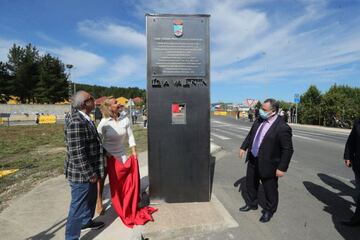 Lydia Valentín junto al monolito en el que aparecen todos sus títulos grabados.