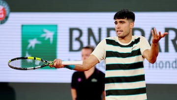 Carlos Alcaraz, durante su partido contra Damir Dzumhur en Roland Garros.