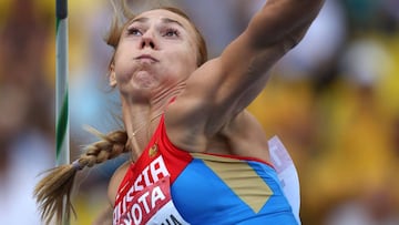 Maria Abakumova lanza la jabalina durante los Mundiales de Atletismo de Moscú de 2013.