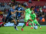 Carlo Garcia (L) of Queretaro fights o rthe ball with Homer Martinez (R) of Juarez during the 7th round match between Queretaro and FC Juarez as part of the Liga BBVA MX Varonil, Torneo Clausura 2026 at La Corregidora Stadium, on April 07, 2026 in Santiago de Queretaro, Mexico.