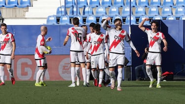 Los jugadores del Rayo celebran uno de los goles ante el Atlético.