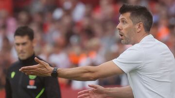 SEVILLA, 24/09/2024.- El entrenador del Valladolid, Pezzolano, durante el partido de la jornada 7 de LaLiga EA Sports disputado entre el Secilla y el Valladolid este martes en el estadio Sánchez Pizjuán de Sevilla. EFE/José Manuel Vidal
