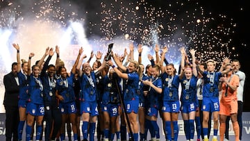 The United States Women�s National Soccer Team celebrates with the trophy following the 2023 SheBelieves Cup soccer match between the United States and Brazil at Toyota Stadium in Frisco, Texas, on February 22, 2023. (Photo by Patrick T. Fallon / AFP)