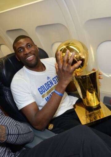 Los campeones de la NBA disfrutaron del viaje de vuelta a Oakland sin perder de vista el preciado trofeo Larry O'Brien.