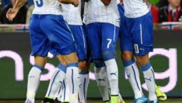 Italia celebra el gol de Zaza.