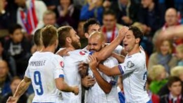 Italia celebra el gol de Zaza.