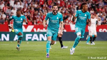 Alaba, Nacho y Militao celebra el 2-2.