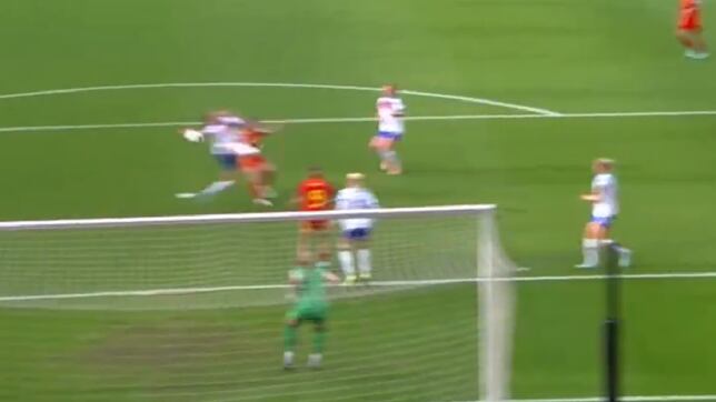 La importancia del VAR: penalti clamoroso no pitado a España