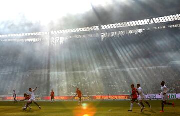 Preciosa imagen del estadio HDI-Arena de Hannover durante el partido de la Bundesliga entre el Hannover 96 y el Eintracht Frankfurt.