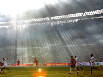 Preciosa imagen del estadio HDI-Arena de Hannover durante el partido de la Bundesliga entre el Hannover 96 y el Eintracht Frankfurt.