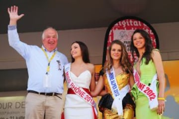 Miss Dauphine 2012, Miss Rhone Alpes 2012 y Miss Rhone 2013 antes de la salida de etapa junto al director de carrera, Jean-Fran Pescheux.