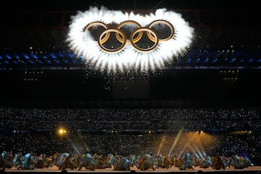 Formación de losanillos olímpcios durante la ceremonia de apertura olímpica de los Juegos Olímpicos de Invierno.