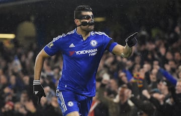 El jugador del Chelsea Diego Costa con máscara en 2016.

