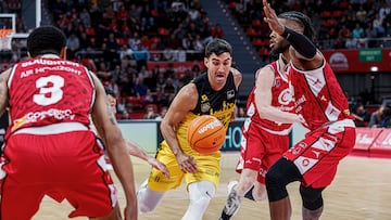 El jugador del Tenerife La Laguna, Costa (c) con el balón ante los jugadores del Casademont Zaragoza, Slaughter (i) y Watson (d) durante el partido de Liga Endesa que disputan este sábado en el pabellón Príncipe Felipe de Zaragoza.