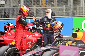 Carlos Sainz Jr felicita a Sergio Pérez 