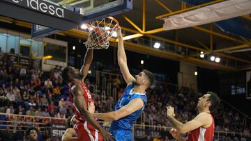 El pívot serbio del Fuenlabrada Dusan Ristic (c) machaca el aro ante el pívot estadounidense del Manresa Marcus Lee (i) durante el encuentro de Liga Endesa entre el Carplus Fuenlabrada y el Baxi Manresa disputado este sábado en el Polideportivo Fernando Martín, en Fuenlabrada, Madrid.