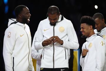 Kevin Durant mirando el nuevo anillo de campeones. 