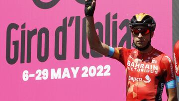Mikel Landa saluda a los aficionados en la salida de Isernia.
