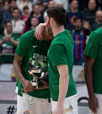 Tyson Carter se abraza feliz a un compañero tras recibir el  MVP de la final. 
 