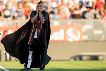 Al estilo 'Rey Arturo'. As赤 fue presentado Vidal en su presentaci車n como nuevo jugador del Colo-Colo en un Estadio Monumental lleno. Lleg車 en helic車ptero al estadio situado en Santiago de Chile para despu谷s para despu谷s cabalgar con un atuendo de rey.