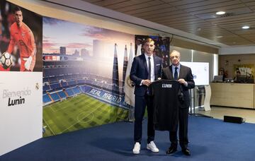 El joven portero ucraniano de 19 años ha sido presentado en el Santiago Bernabéu de la mano de Florentino Pérez y acompañado de su familia.