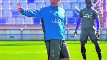 <b>PENDIENTE DE TODO. </b>El técnico vigiló las evoluciones de su equipo para mantener la intensidad hasta el final de Liga.