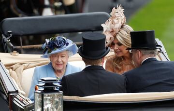 S. M. la reina Isabel II del Reino Unido y Máxima de los Países Bajos.