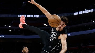 Ben Saraf, de Brooklyn Nets, recibe la falta de Ronald Holland, de Detroit Pistons.