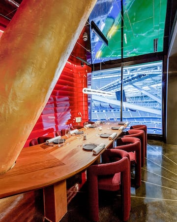 Ubicado en un espectacular espacio de 600 m² con terraza y vistas privilegiadas al terreno de juego del Real Madrid.