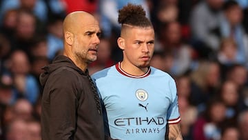 Pep Guardiola, entrenador del Manchester City, da instrucciones a Kalvin Phillips.