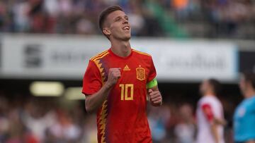 Dani Olmo presiona al Barça