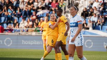 SANTA CRUZ DE TENERIFE, 29/01/2023.- La delantera del FC Barcelona, Claudia Pina (i) celebra con su compañera Oshoala su gol ante el Granadilla Tenerife, durante el partido de la decimoséptima jornada de la Primera División de fútbol femenino celebrado este domingo en el estadio Heliodoro Rodríguez López de Santa Cruz de Tenerife EFE/Ramón de la Rocha