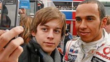 <b>TAMBIÉN LE QUIEREN. </b>Los gritos de unos pocos no tienen nada que ver con la mayoría de aficionados, que respetan la calidad de Hamilton y le piden fotos.