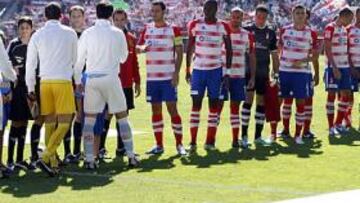 <b>CRISIS. </b>El equipo rojiblanco en un partido en Los Cármenes.