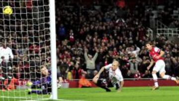 El Arsenal gana y es más líder