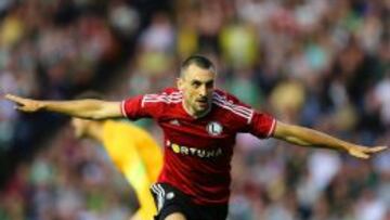 El jugador del Legia Varsovia Michal Kucharczyk celebra después de anotar un gol ante el Celtic Glasgow en la previa de la Champions League.