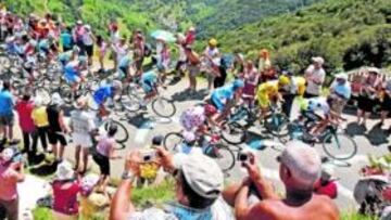 <b>TODOS JUNTOS. </b>El pelotón sube el Col d'Aspin en grupo, sin verse sofocado por la marcha de los corredores de cabeza.