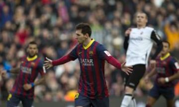 El delantero argentino del FC Barcelona Lionel Messi celebra el gol marcado al Valencia, durante el partido de la vigésimo segunda jornada de liga de Primera División