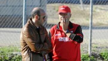 <b>PACTAN FICHAR. </b>Monchi y Del Nido dialogan en un entrenamiento del Sevilla.