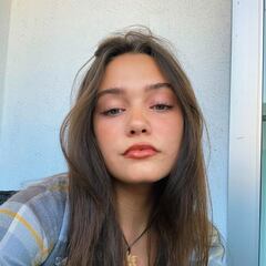 La modelo Claire Bridges, de 21 años, pierde las dos piernas por complicaciones con la COVID-19