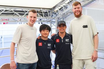 Los jugadores letones de baloncesto Kaspars Vecvagars, a la izquierda, y Davis Bertans, a la derecha, con los pilotos de la Scuderia Alpha Tauri Yuki Tsunoda y Nyck de Vries.