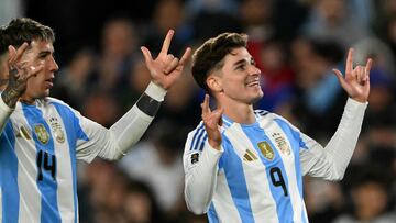 Julián Alvarez celebra su gol contra Chile.