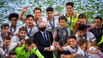 Nyon (Switzerland Schweiz Suisse), 25/08/2020.- Real Madrid's team players celebrate with Real Madrid president Florentino Perez and Real Madrid's head coach Raul Gonzalez Blanco after the victory of the UEFA Youth League final soccer match between SL Benfica from Portugal and Real Madrid CF from Spain at the Colovray Sports Centre stadium in Nyon, Switzerland, 25 August 2020. (España, Suiza) EFE/EPA/JEAN-CHRISTOPHE BOTT
ALEGRIA CELEBRACION CAMPEONES
PUBLICADA 26/08/20 NA MA07 1COL
PUBLICADA 27/08/20 NA MA08 5COL