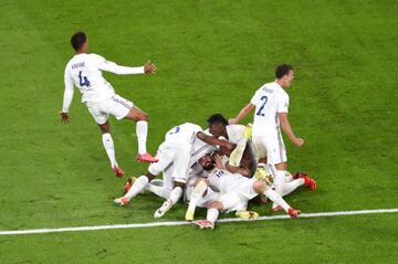 2-3. Theo Hernández celebra el tercer gol.