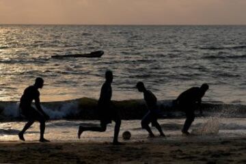 F¨²tbol en las playas de Libreville capital de Gab¨®n